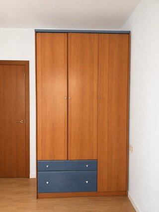 Dormitorio juvenil: armario, cama nido, escritorio