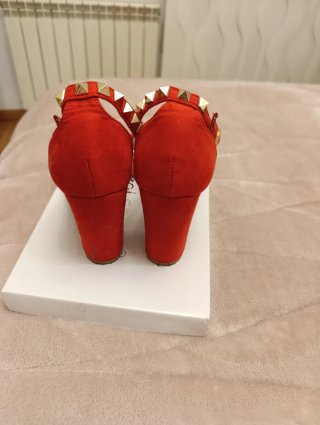 Elegantes Zapatos Rojos con Tachuelas Talla 37