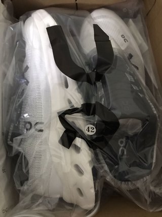 On Running Cloudmonster Talla 42 Blancas/Negras