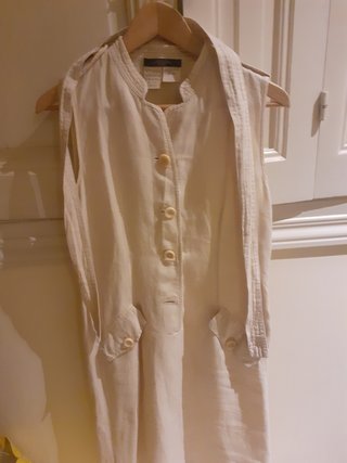 Conjunto de ropa beige sin marca