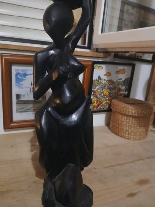 Escultura africana antigua de la maternidad