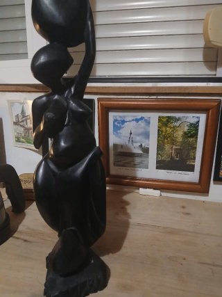 Escultura africana antigua de la maternidad