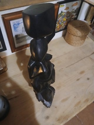 Escultura africana antigua de la maternidad