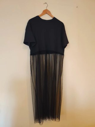 Camiseta negra con falda de tul.