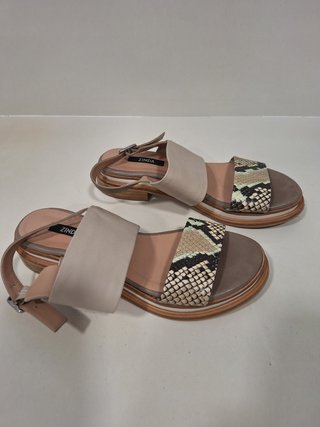 Sandalias de piel beige y multicolor