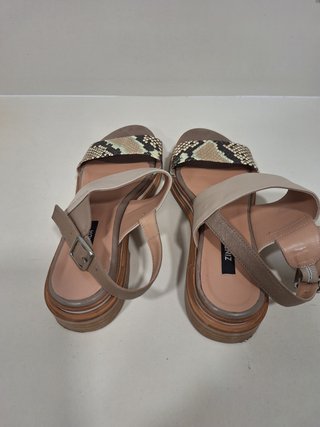 Sandalias de piel beige y multicolor