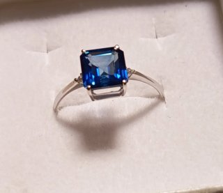 Anillo Oro Blanco 18kt Zafiro 1.50ct y diamantes