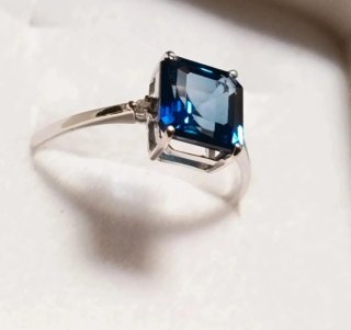 Anillo Oro Blanco 18kt Zafiro 1.50ct y diamantes