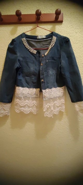 Chaqueta vaquera con perlas y encaje