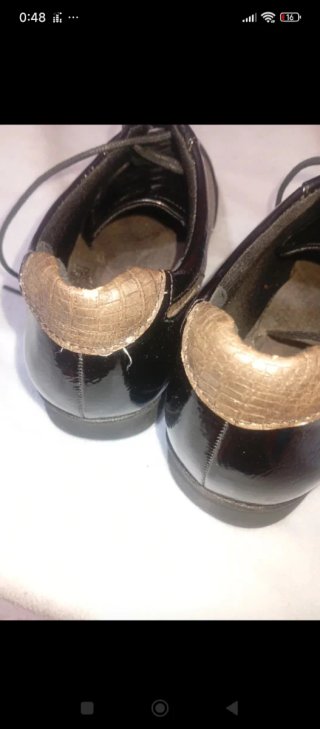 Zapatos de mujer negros y dorados