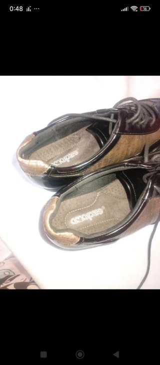 Zapatos de mujer negros y dorados
