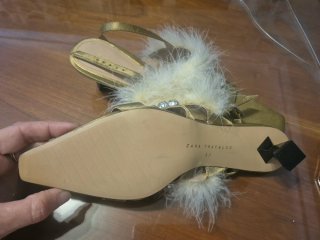 Sandalias de fiesta doradas con plumas y pedrería