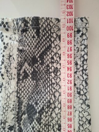 Pantalón estampado serpiente