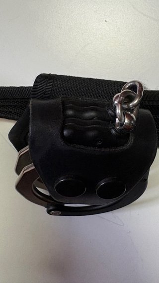 Porta grilletes universal negro