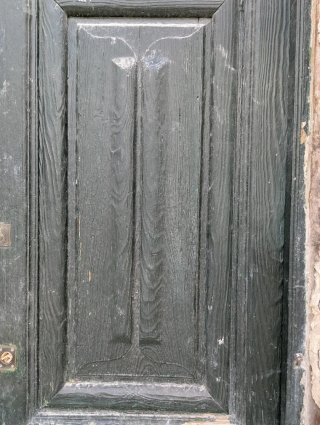 Puerta de entrada de madera antigua