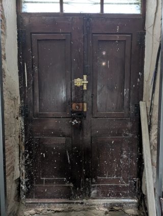 Puerta de entrada de madera antigua