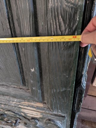 Puerta de entrada de madera antigua
