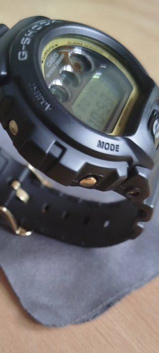 Casio G-Shock DW6900 Negro + Dorado Japan