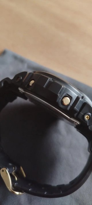 Casio G-Shock DW6900 Negro + Dorado Japan