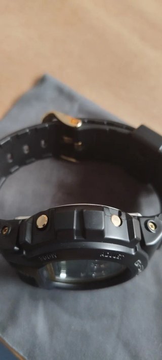 Casio G-Shock DW6900 Negro + Dorado Japan