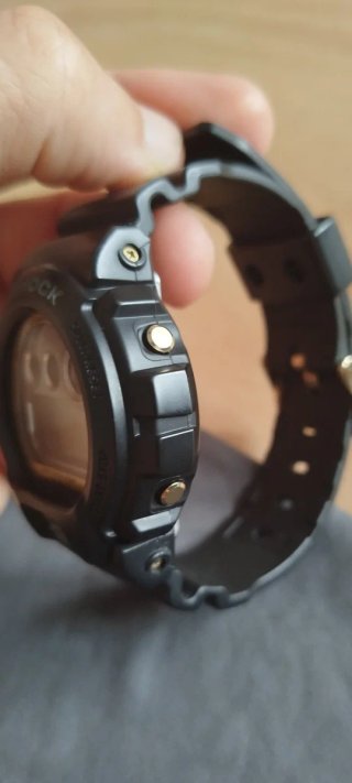 Casio G-Shock DW6900 Negro + Dorado Japan