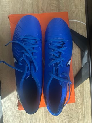 Botas de fútbol azules y blancas