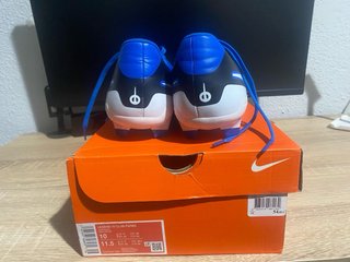 Botas de fútbol azules y blancas