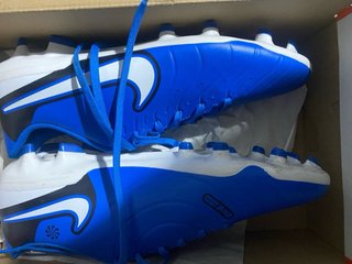 Botas de fútbol azules y blancas