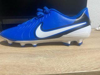 Botas de fútbol azules y blancas