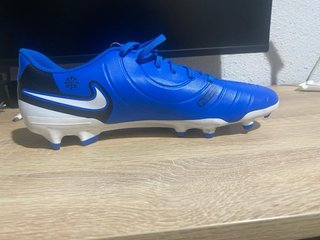 Botas de fútbol azules y blancas