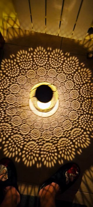 Farol de jardín metálico negro y dorado