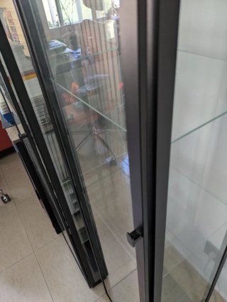 2 Vitrinas de cristal negra. BLALIDEN
