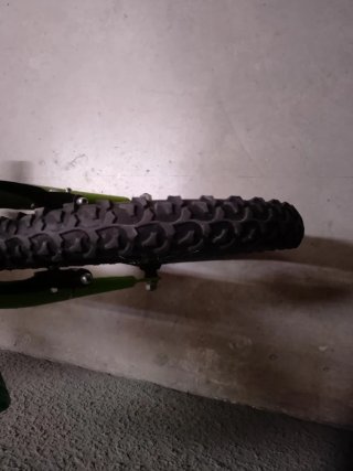 Bicicleta niño casi  nueva con ruedines