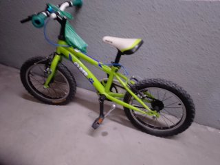 Bicicleta niño casi  nueva con ruedines