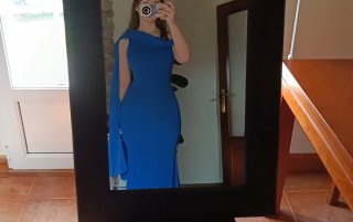 Vestido largo azul klein asimétrico