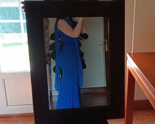 Vestido largo azul klein asimétrico