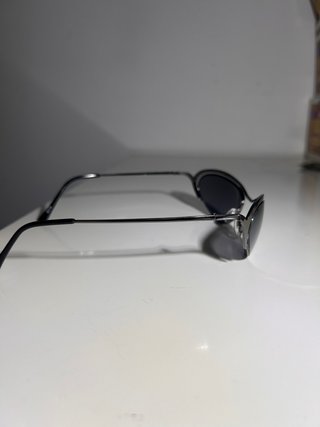 Gafas de sol plateadas futuristas