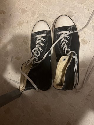 Zapatillas Converse negras y bien cuidadas