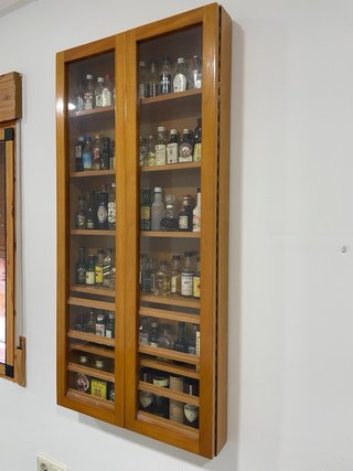 Collezione mini bottiglie di alcol + mobile su misura