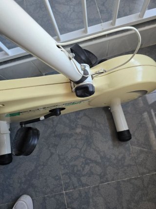 Bicicleta Estática Amarillo y Blanco