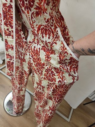 Mono estampado beige y rojo