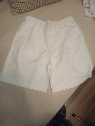 Bermudas hombre pinzas blancas