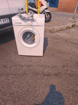 Lavadora blanca en buen estado