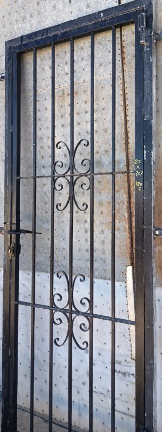 Puerta de hierro con barrotes