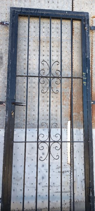 Puerta de hierro con barrotes