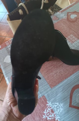 Tronchetto in pelle traforata nero