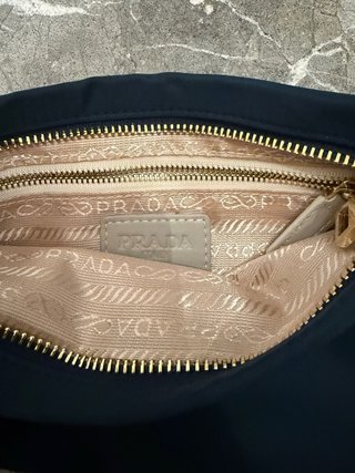 Bolso sobre Prada azul con cadena dorada
