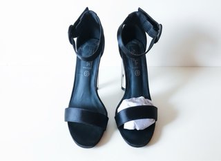 Sandalias negras tacón plateado y cierre hebilla