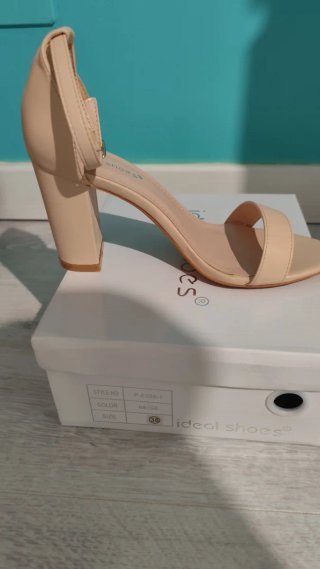 Sandalo beige con tacco