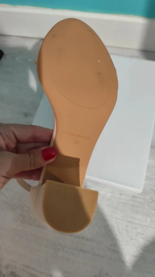 Sandalo beige con tacco